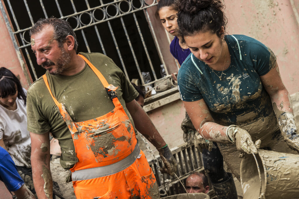 Alluvione di Faenza - Via Carboni di giorno - i volontari 2