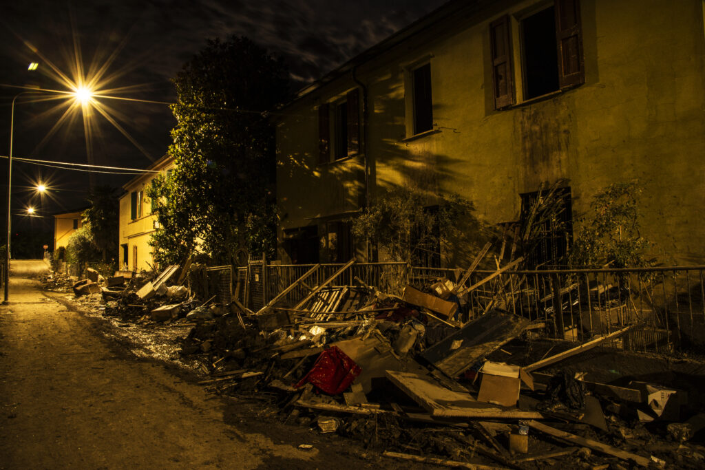 Alluvione di Faenza - Via Carboni di notte 1