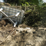 Alluvione di Faenza - detriti presso l'argine crollato