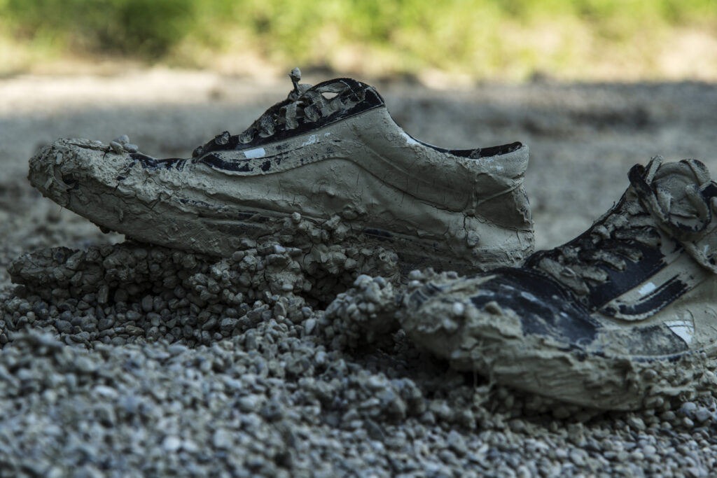 Alluvione di Faenza - scarpe bloccate nel fango