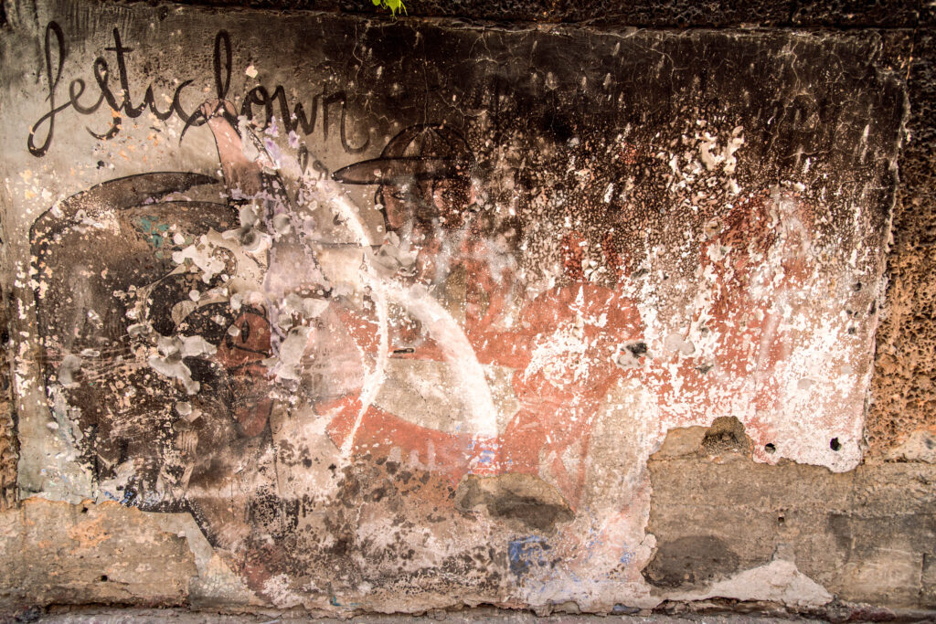 Un murale all'interno del campo profughi di Jenin, fuori dal Freedom Theater, una delle più interessanti realtà, rappresentava una manifestazione di clown. L'esercito israeliano, entrato all'inizio di luglio del 2023 nel campo profughi di Jenin, ha occupato come prima cosa la sede del Freedom Theatre. Il murale così come diverse altre parti dell'edificio, è stato danneggiato e quasi non si riconosce più cosa fosse disegnato.