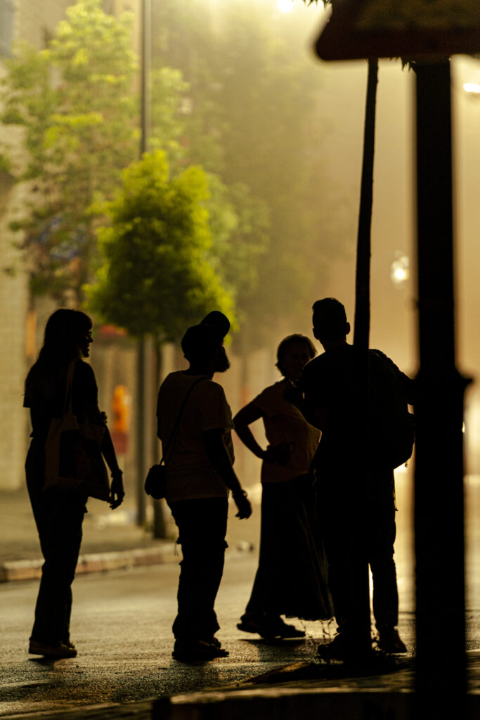 Ramallah, Palestina - foto in controluce di un gruppo di giovani turisti che passeggia di notte nelle strade di Ramallah