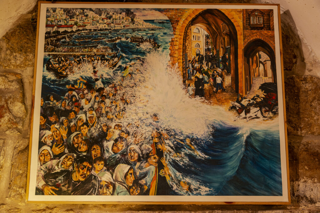 A painting inside the Dar Zaharan house museum tells the story of the flight of thousands of Palestinians by sea, to escape the massacres of Zionist militias. Many embarked without even knowing where the ships were headed. The painting shows several boats full of refugees and several people fleeing through the alleys of Palestinian cities.
