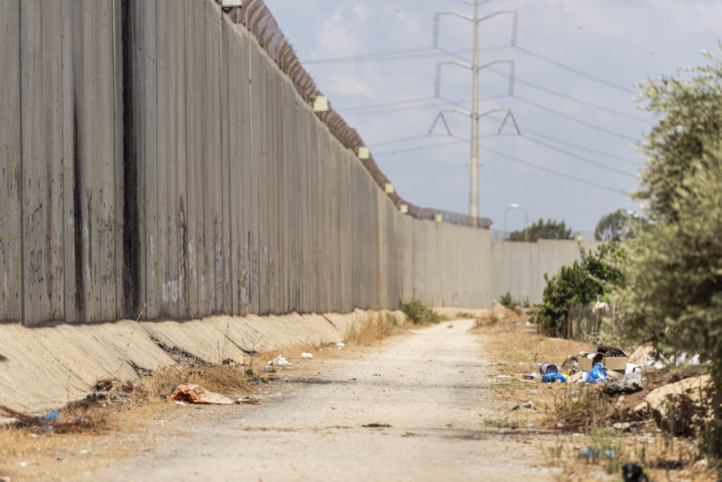 Qalqilya is a West Bank city famous for being for a long stretch of its perimeter surrounded by the separation wall that Israel has erected on a route of at least 700 kilometers inside the occupied Palestinian territories. The photo, taken near the wall the wall, about 8 meters high, traverse a long stretch, in a desolate area of the city.