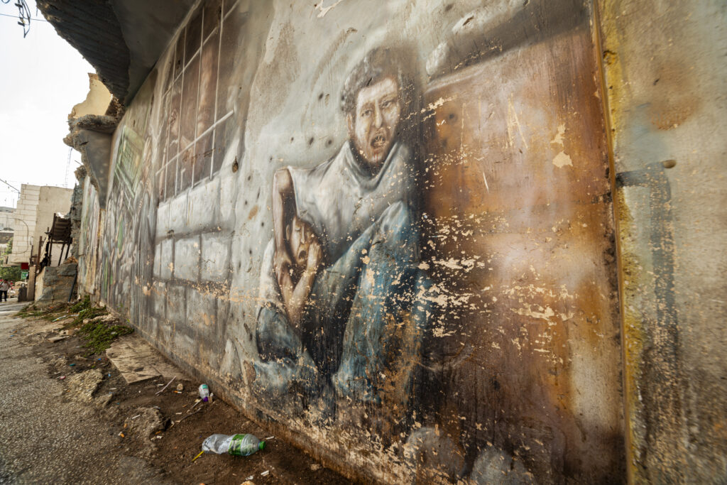 Lo scheletro di una casa distrutta a Ramallah è ricoperta di graffiti che ricordano la storia e la cultura palestinese. Tra questi un episodio doloroso della storia recente, quando pochi giorni dopo l'inizio della seconda intifada, nel settembre 2000, un padre e suo figlio, il piccolo Mohammed al-Durrah e suo padre Jamal, sono stati uccisi dall'esercito israeliano, mentre cercavano di ripararsi dai proiettili dell'esercito israeliano e Jamal cercava di fare da scudo con il suo corpo a suo figlio.