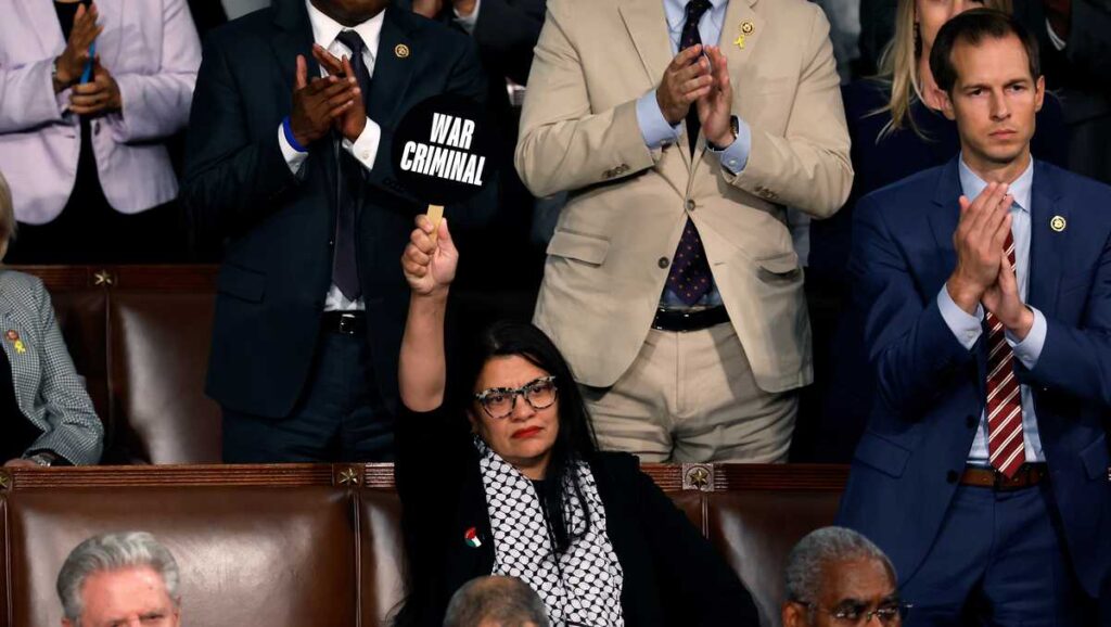 Getty Images - 25 giugno 2024, Congresso degli Stati Uniti. Durante l'intervento di Benjamin Netanyahu solo una Rappresentante della Camera si è presentata senza applaudire e reggendo un cartello con scritto “Colpevole di genocidio” e "Criminale di Guerra" tutto il tempo dell’intervento, Rashida Tlaib.