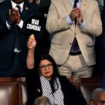 Getty Images - 25 giugno 2024, Congresso degli Stati Uniti. Durante l'intervento di Benjamin Netanyahu solo una Rappresentante della Camera si è presentata senza applaudire e reggendo un cartello con scritto “Colpevole di genocidio” e "Criminale di Guerra" tutto il tempo dell’intervento, Rashida Tlaib.