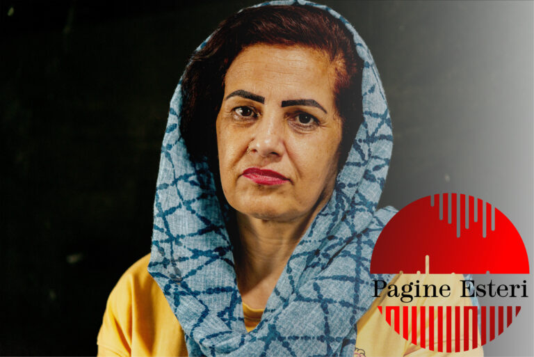 Spasil Zazai posa per Pagine Esteri. Spasil Zazai è una attivista per i diritti umani e delle donne in Afghanistan. È fuggita in Pakistan con le proprie figlie dall'Afghanistan dei talebani e attende da anni asilo per lei e le sue figlie in un altro paese.