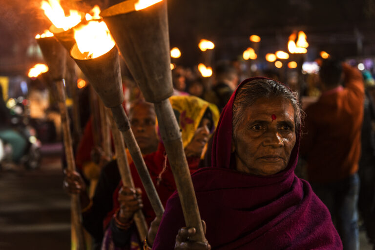 Sopravvissute durante la fiaccolata del 2 dicembre 2023 a Bhopal manifestano per chiedere giustizia