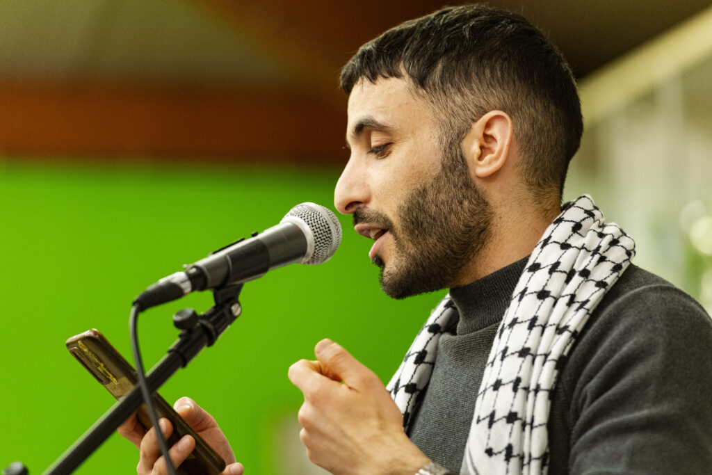 Aysar Alsaifi durante la presentazione del libro presso l'Oratorio di San Michele e Santa Rita di Milano Corvetto