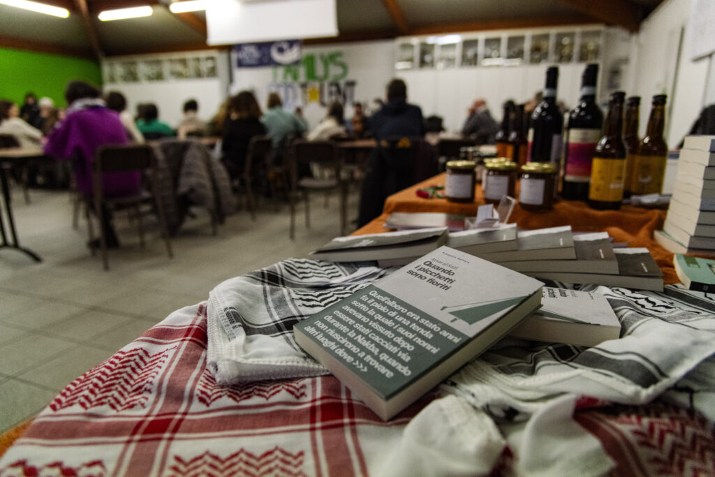 Copertina del libro Quando i picchetti sono fioriti di Aysar Alsaifi durante la presentazione a Milano Corvetto