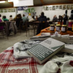 Copertina del libro Quando i picchetti sono fioriti di Aysar Alsaifi durante la presentazione a Milano Corvetto